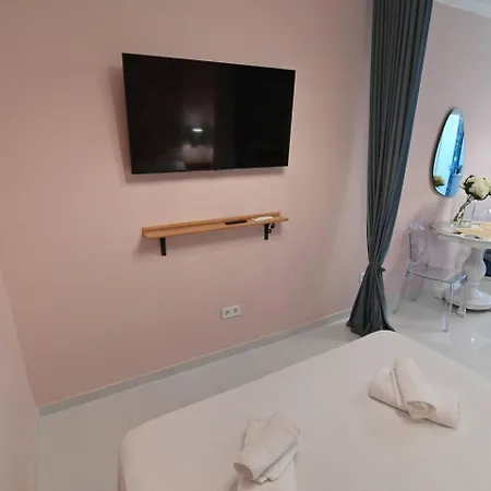 Warm & Cozy - 2 * Athens